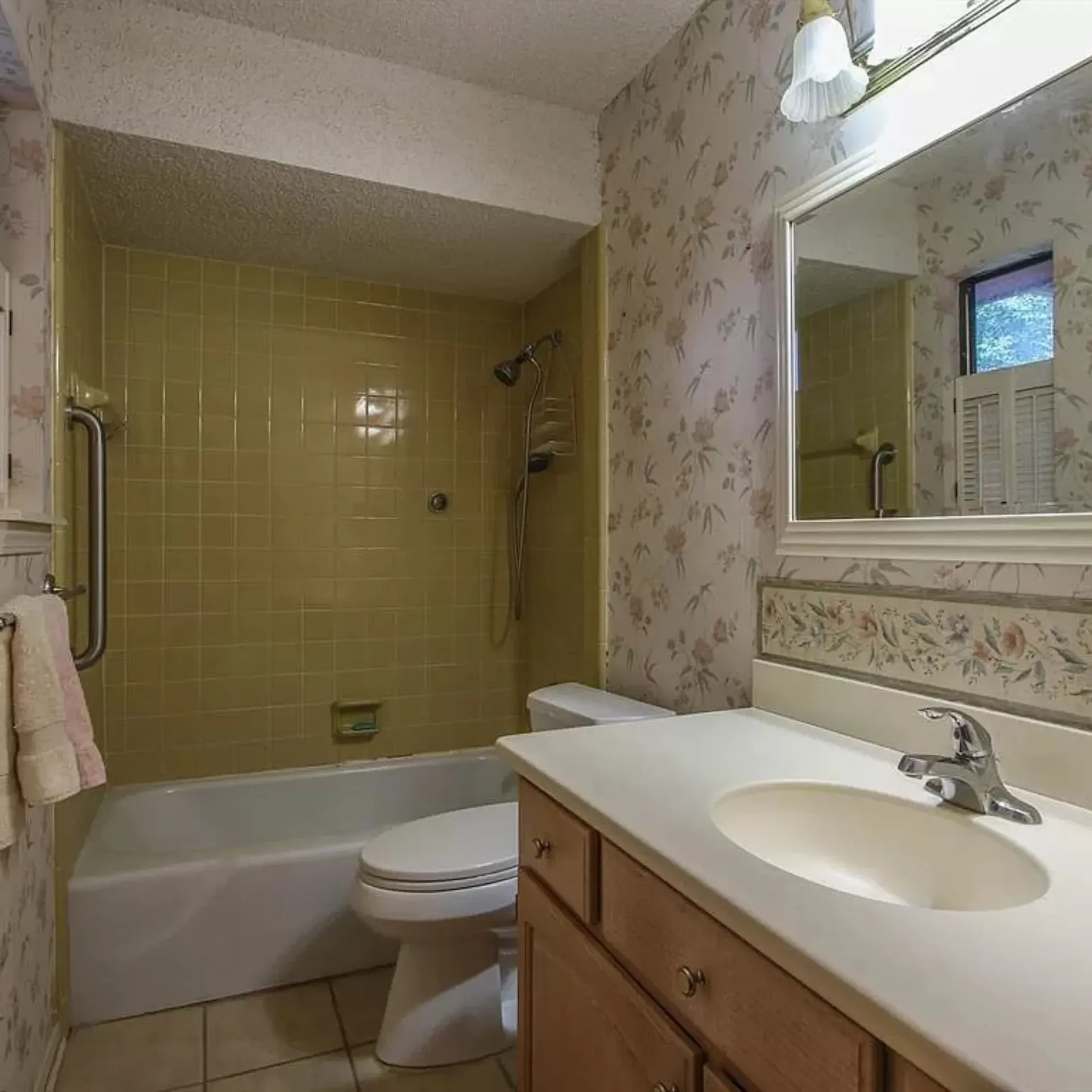 Aarons Repair and Remodel - A bathroom with a sink toilet and bathtub