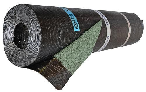 Primo piano di un rotolo di materiale di copertura su uno sfondo bianco.