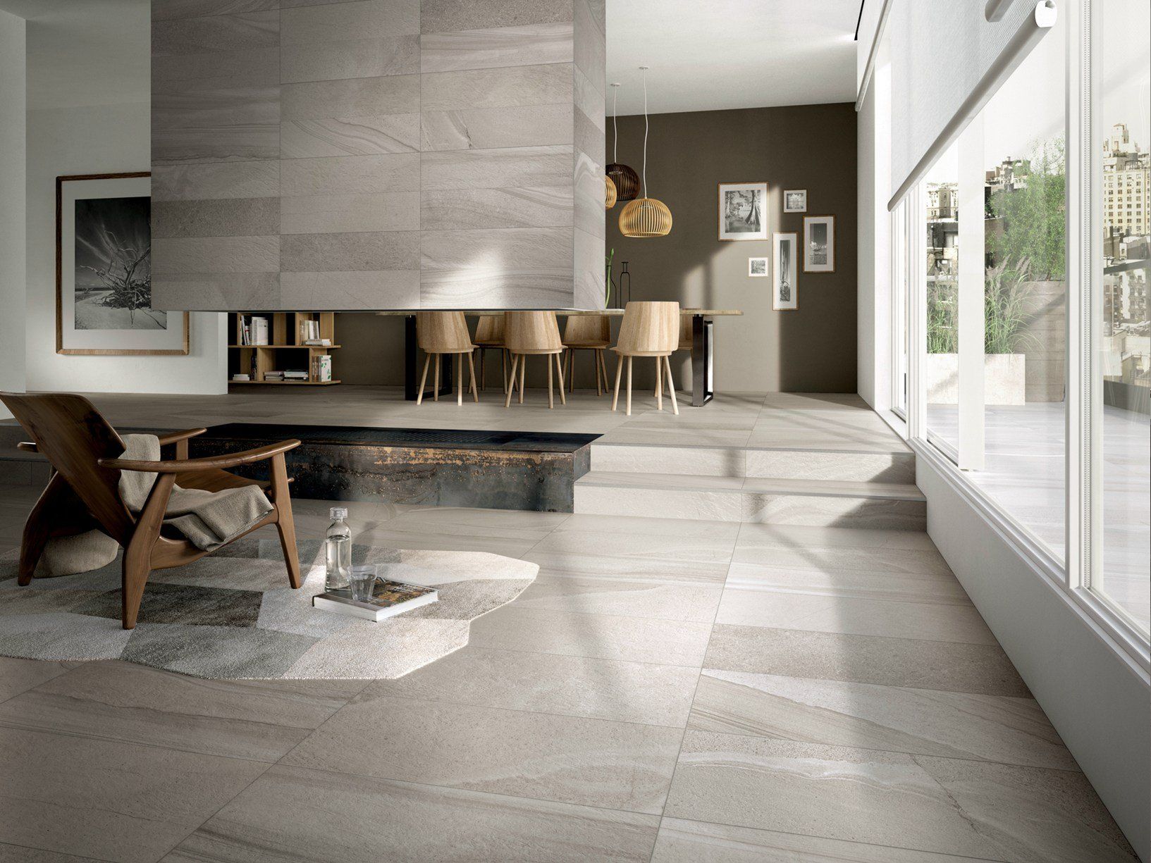 Un soggiorno con camino, sedie e una grande finestra.