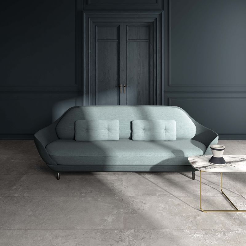 Un soggiorno con un divano e un tavolino da caffè