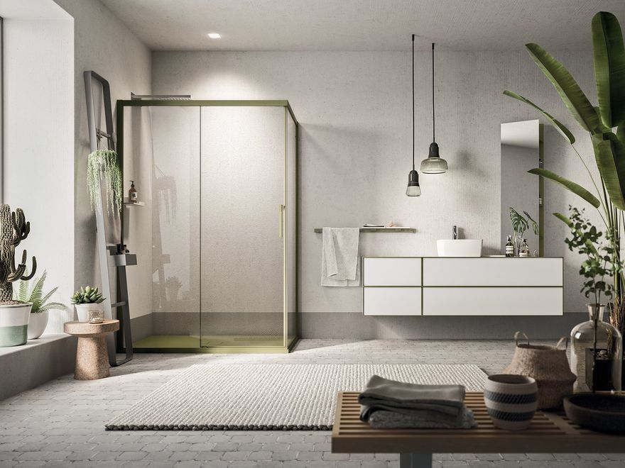 Un bagno con doccia verde e mobili bianchi