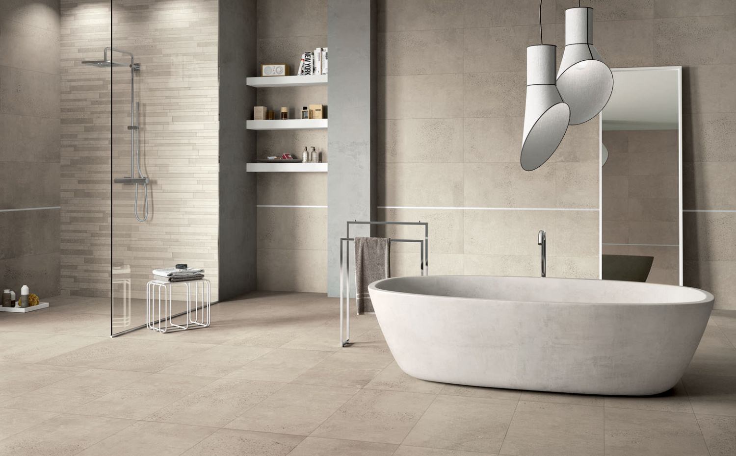 Un bagno con vasca e specchio