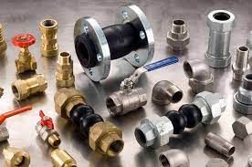 Ci sono molti tipi diversi di tubi e raccordi sul tavolo.