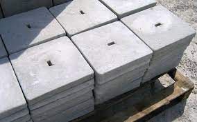 Una pila di blocchi di cemento accatastati uno sopra l'altro su un pallet di legno.