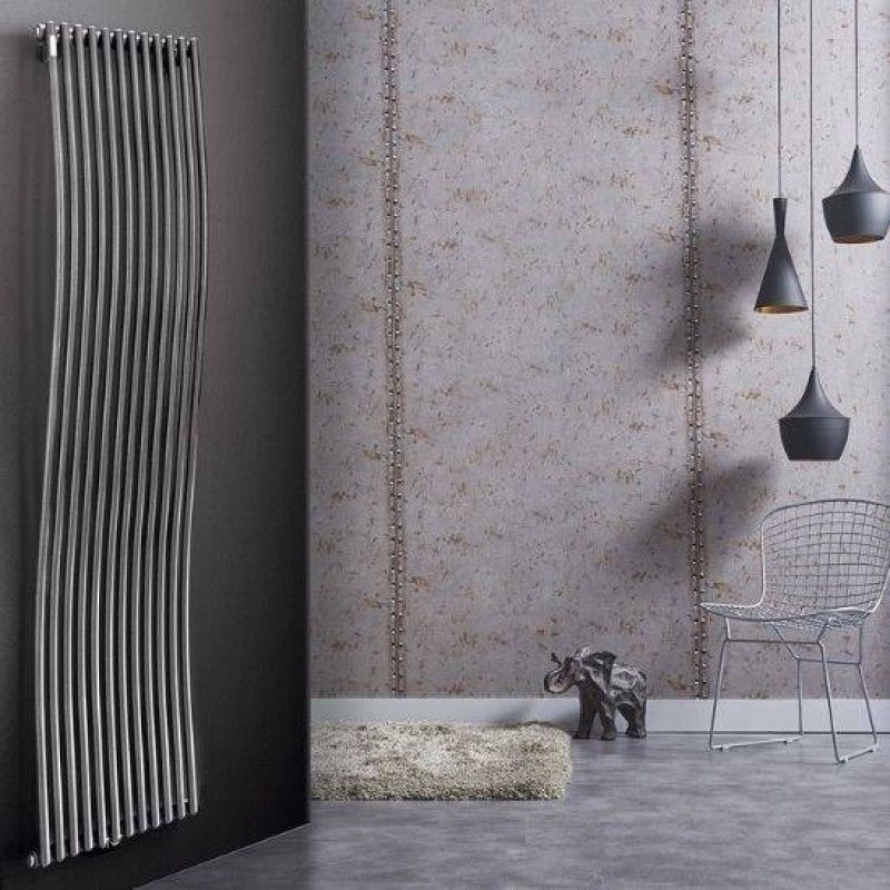 Una stanza con un termosifone e una sedia al suo interno