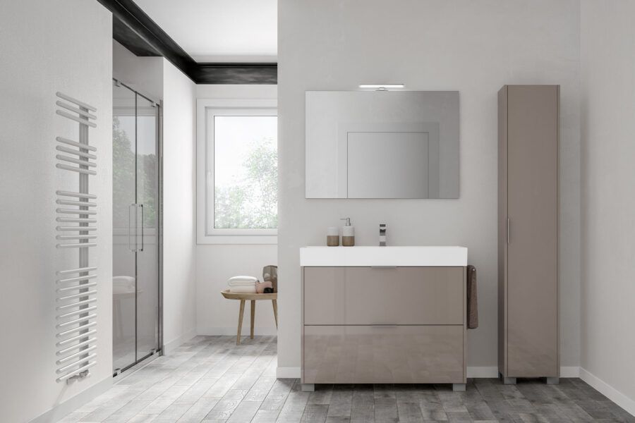 Un bagno con lavandino, specchio e portasciugamani.