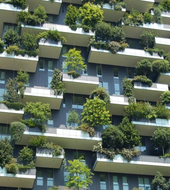 Un edificio con molti balconi e alberi