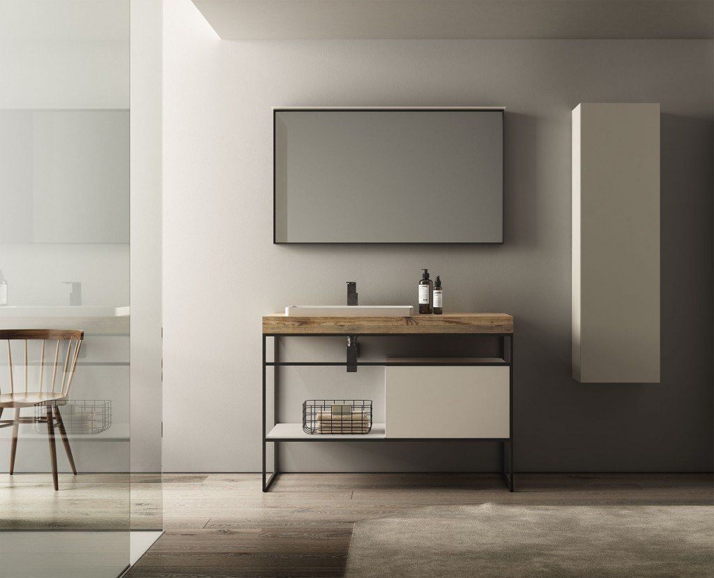 Un bagno con lavandino, specchio e armadietti