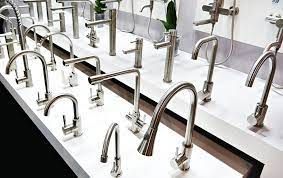 Ci sono molti tipi diversi di rubinetti esposti in un negozio.