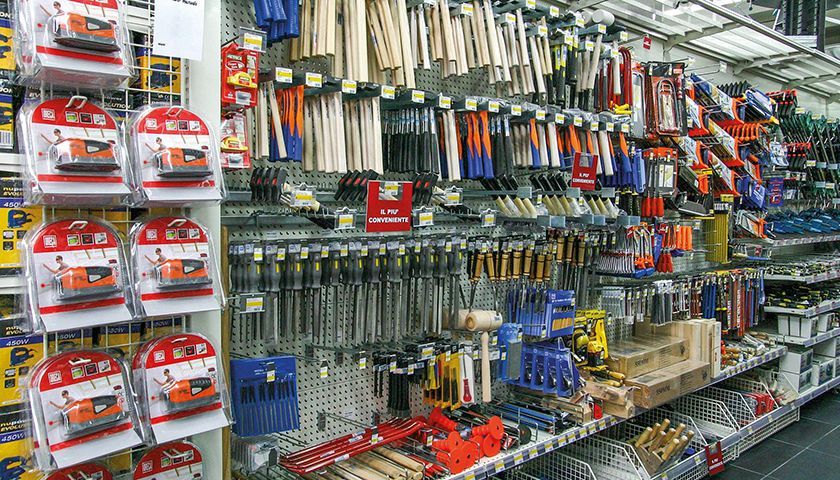 Una corsia del negozio piena di tanti tipi diversi di utensili.
