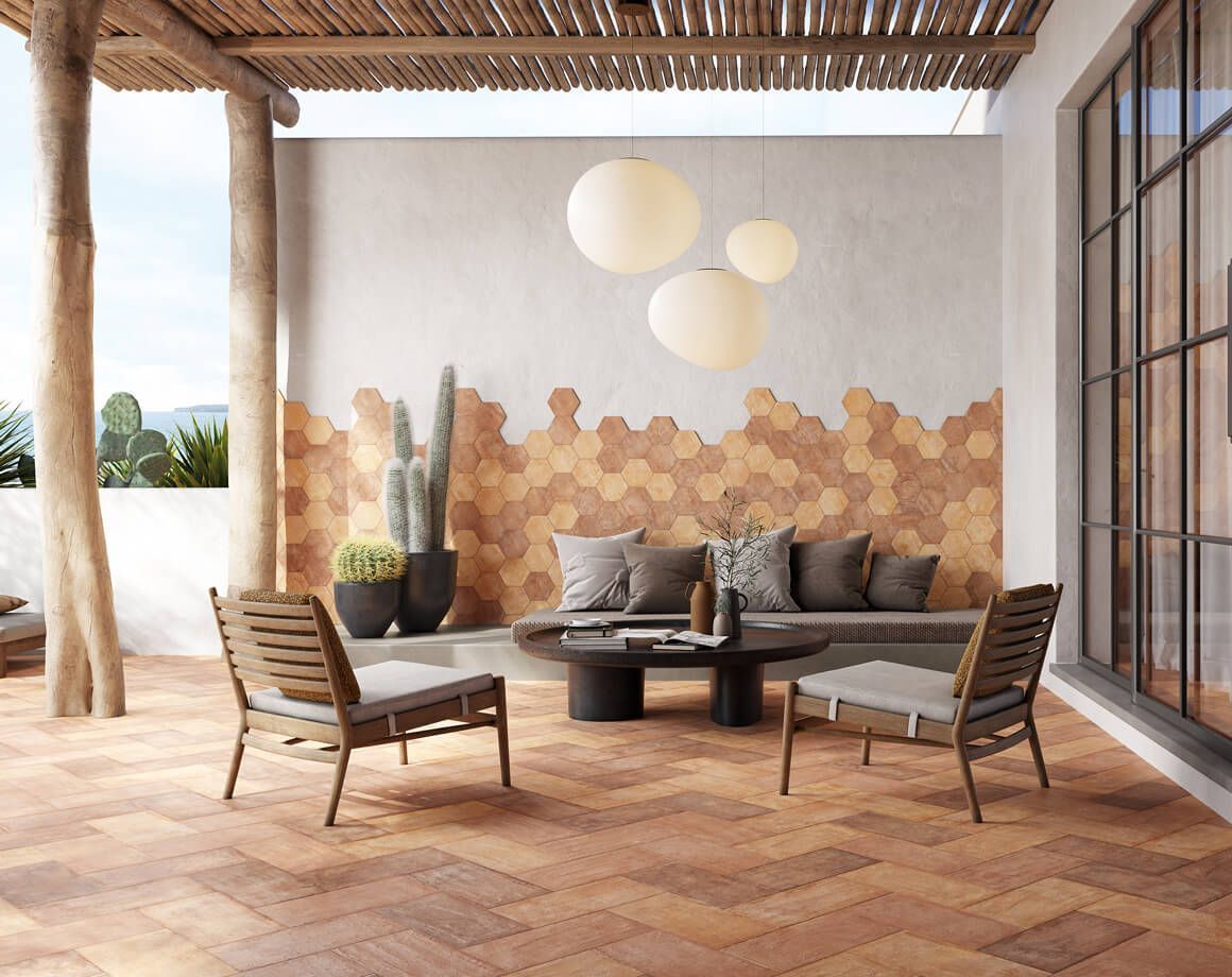 Un soggiorno con un divano, sedie e un tavolo.