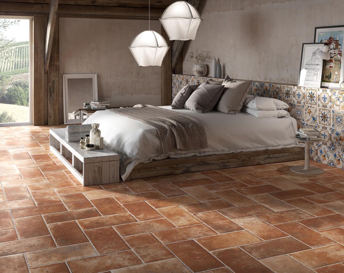 Una camera da letto con un letto grande e un pavimento piastrellato.