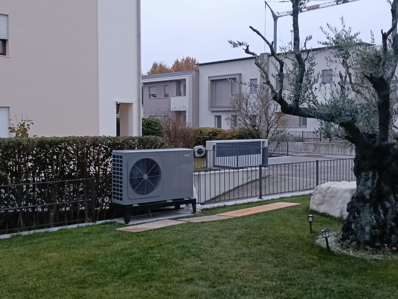 Condizionatore d'aria montato sopra un dipinto su una parete; lampada davanti.