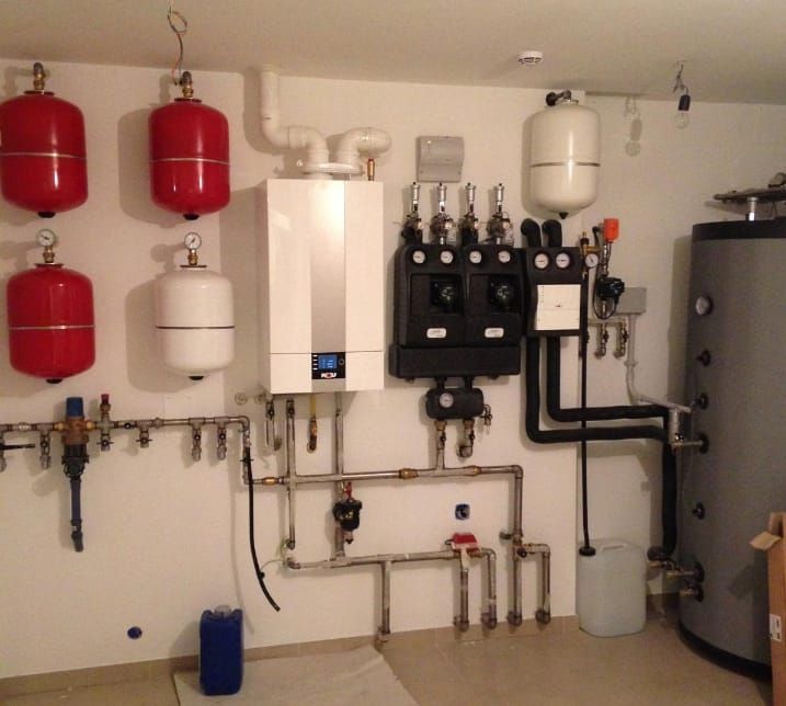 Manopola girevole su una caldaia bianca, il display digitale verde indica 42.