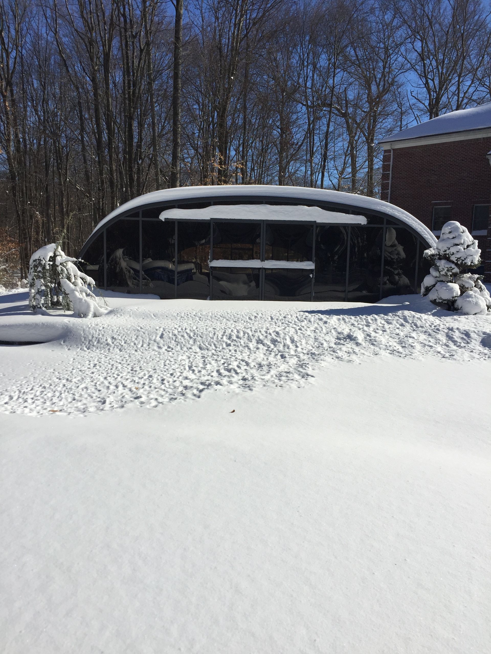 Retractable enclosure in the snow