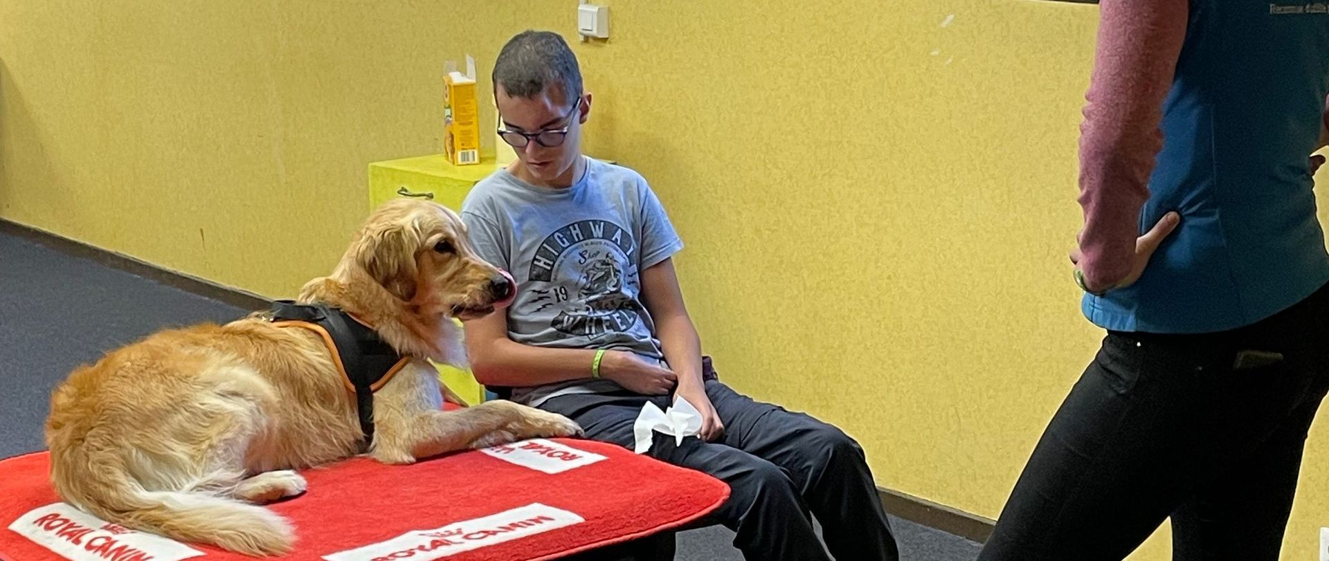 Una ragazzo con la sindrome di Sturge Weber con il suo cane - approccio multidisciplinare alle diagnosi