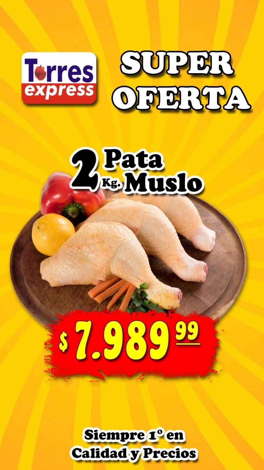 Anuncio de cuartos traseros de pollo, dos por $7.989,99, en una tabla de madera con detalles amarillos y rojos.