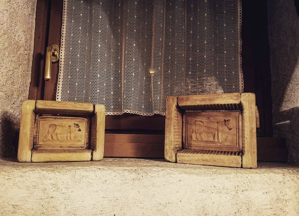 Due scatole di legno sono appoggiate sul davanzale di una finestra