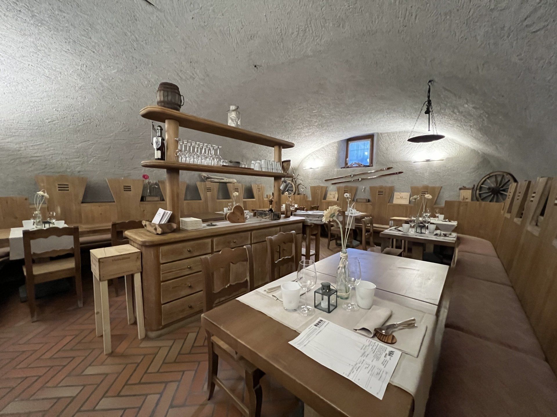 Una sala da pranzo con tavoli e sedie in una grotta