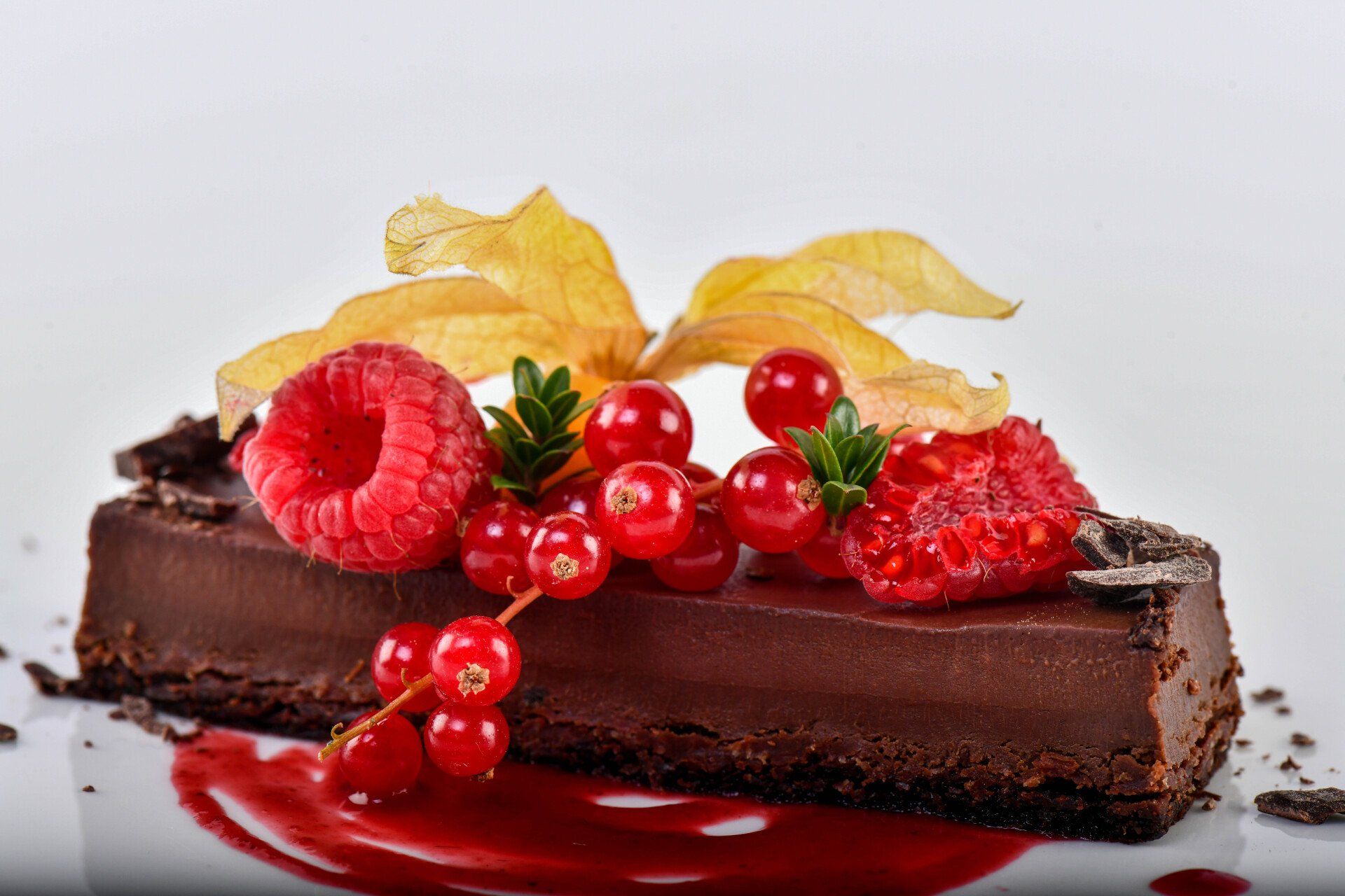 Due scatole di legno sono appoggiate sul davanzale di una finestra