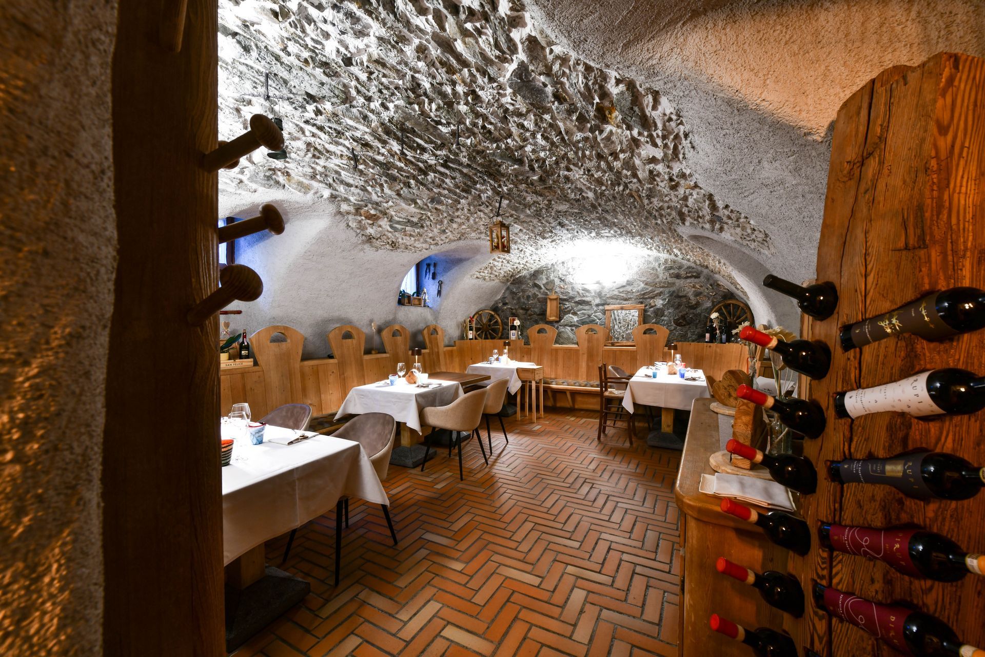 Un ristorante con tavoli e sedie in legno e soffitto in legno.