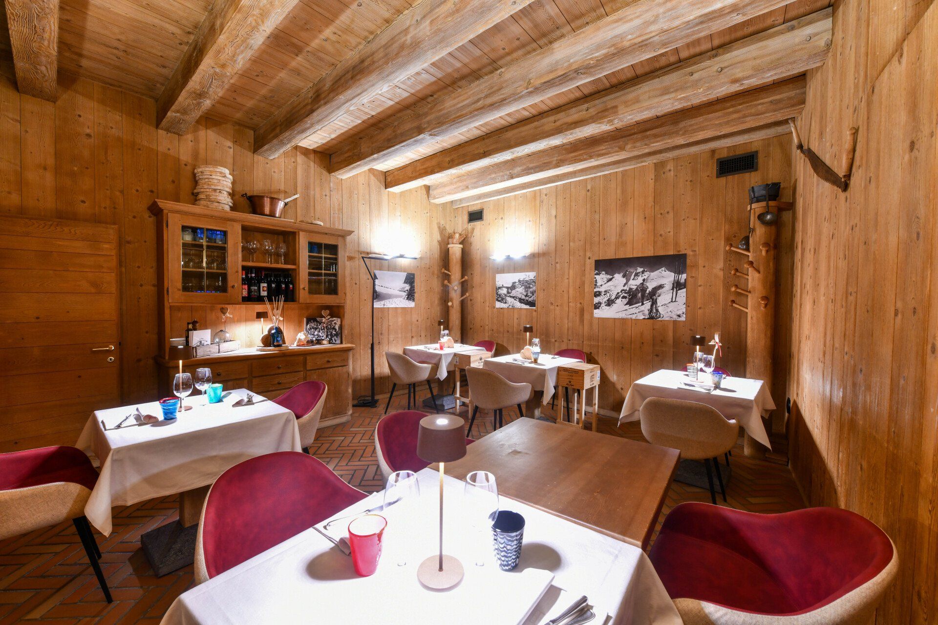 Un ristorante con tavoli e sedie in legno e soffitto in legno.