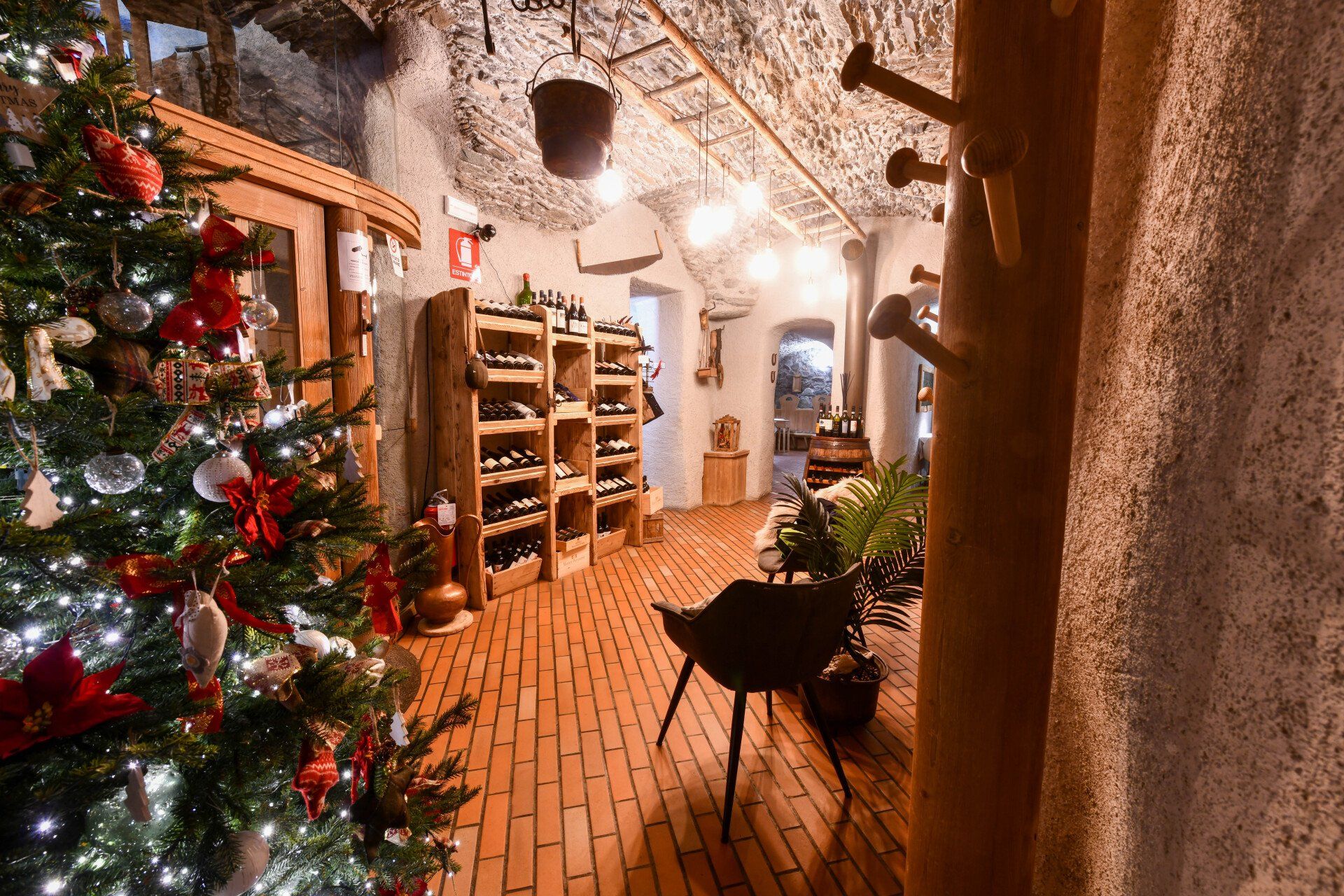 C'è un albero di Natale in mezzo alla stanza.