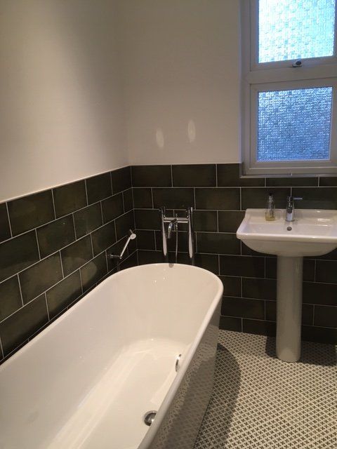 white coloured bathtub