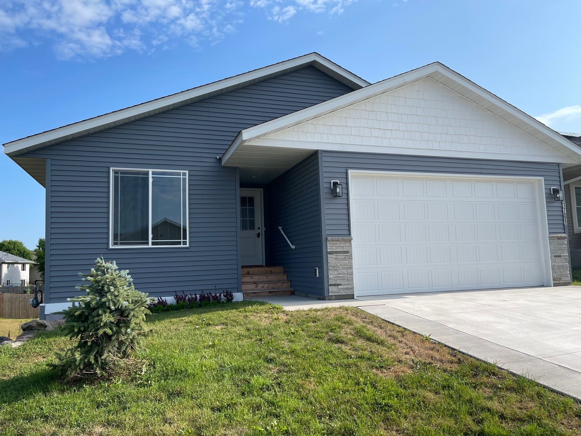 House with Garage — Buffalo, MN — Weese Construction