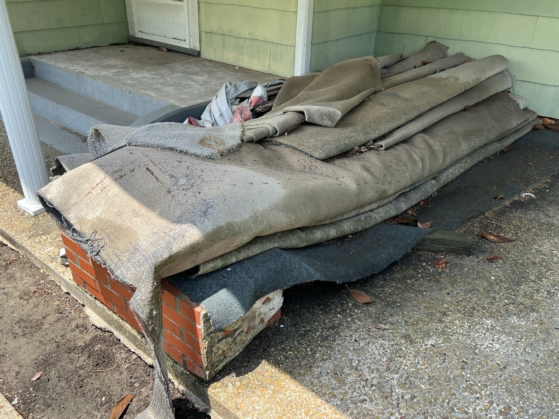 Old Rug and Carpet Removal Service in Spring Hill - We Pick Up