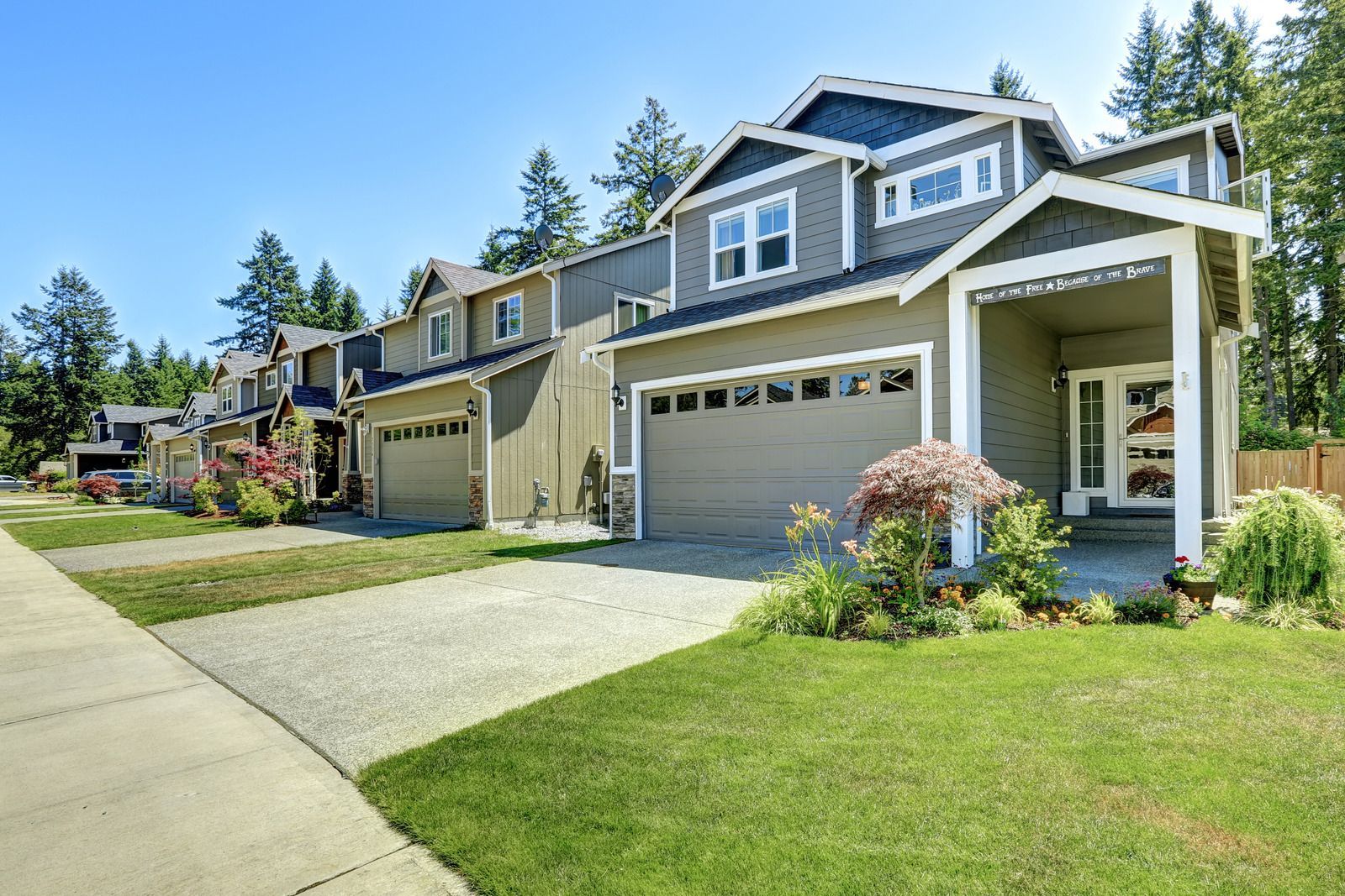 A row of houses are lined up next to each other in a residential neighborhood.