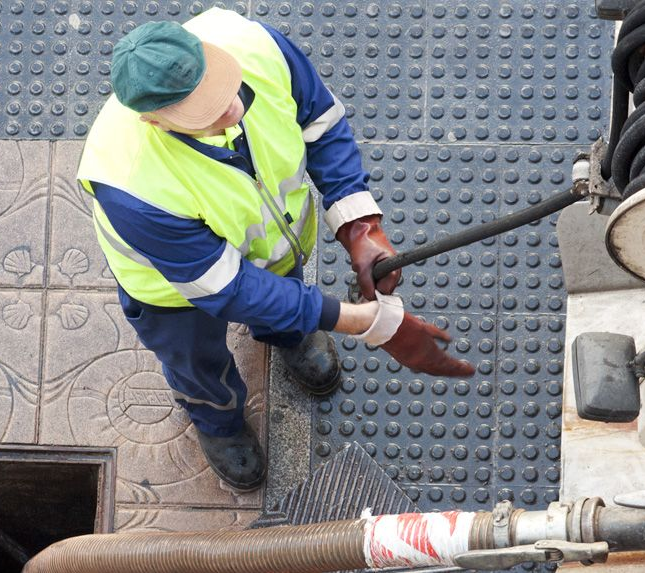 Silos di cemento e una struttura metallica contro un cielo azzurro brillante.