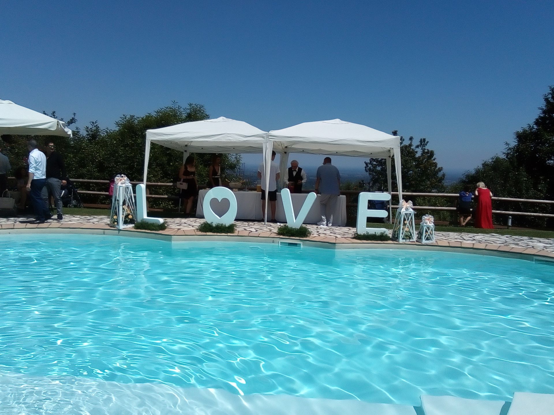 Una piscina con le lettere 