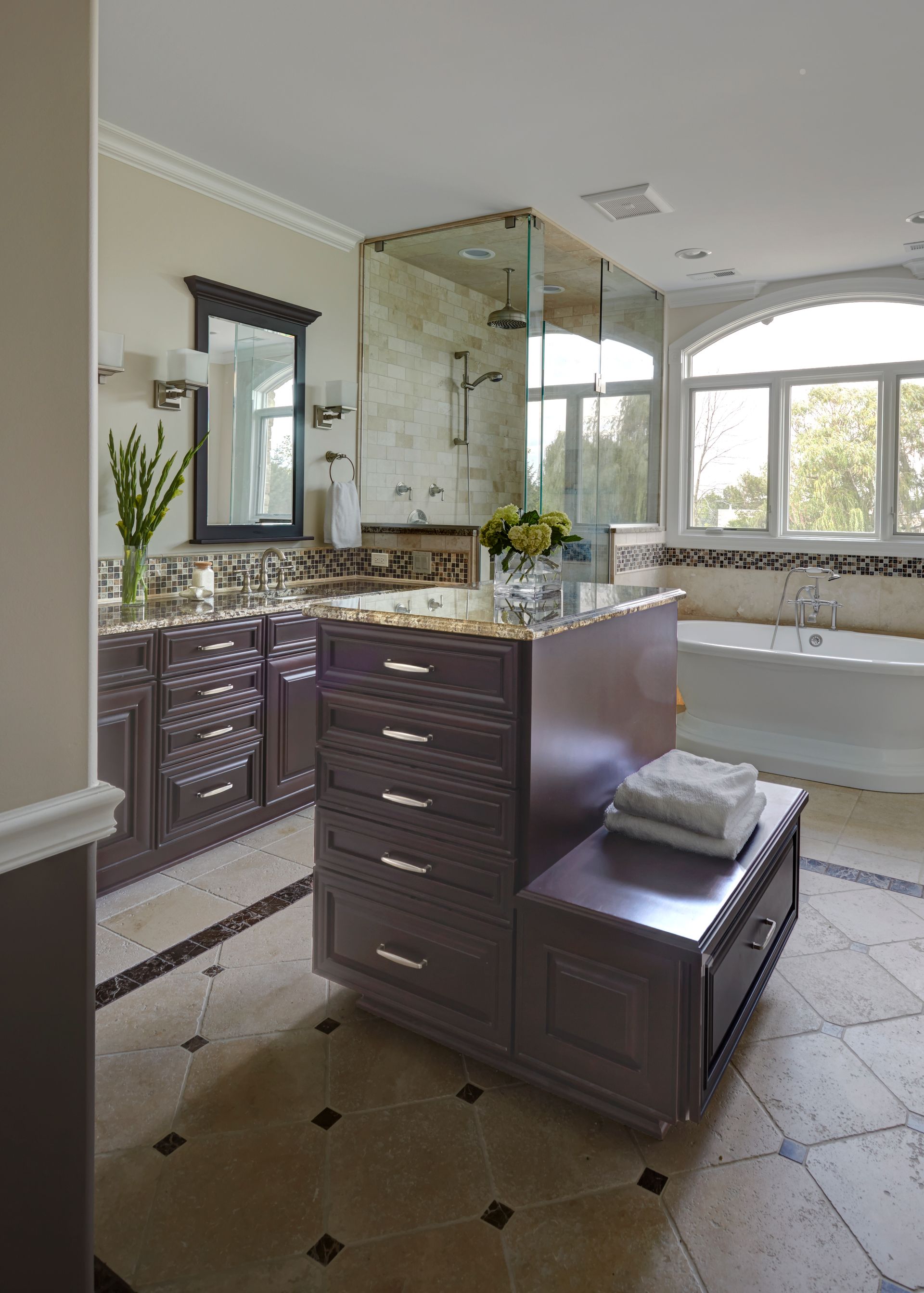 A bathroom with two sinks and a bathtub