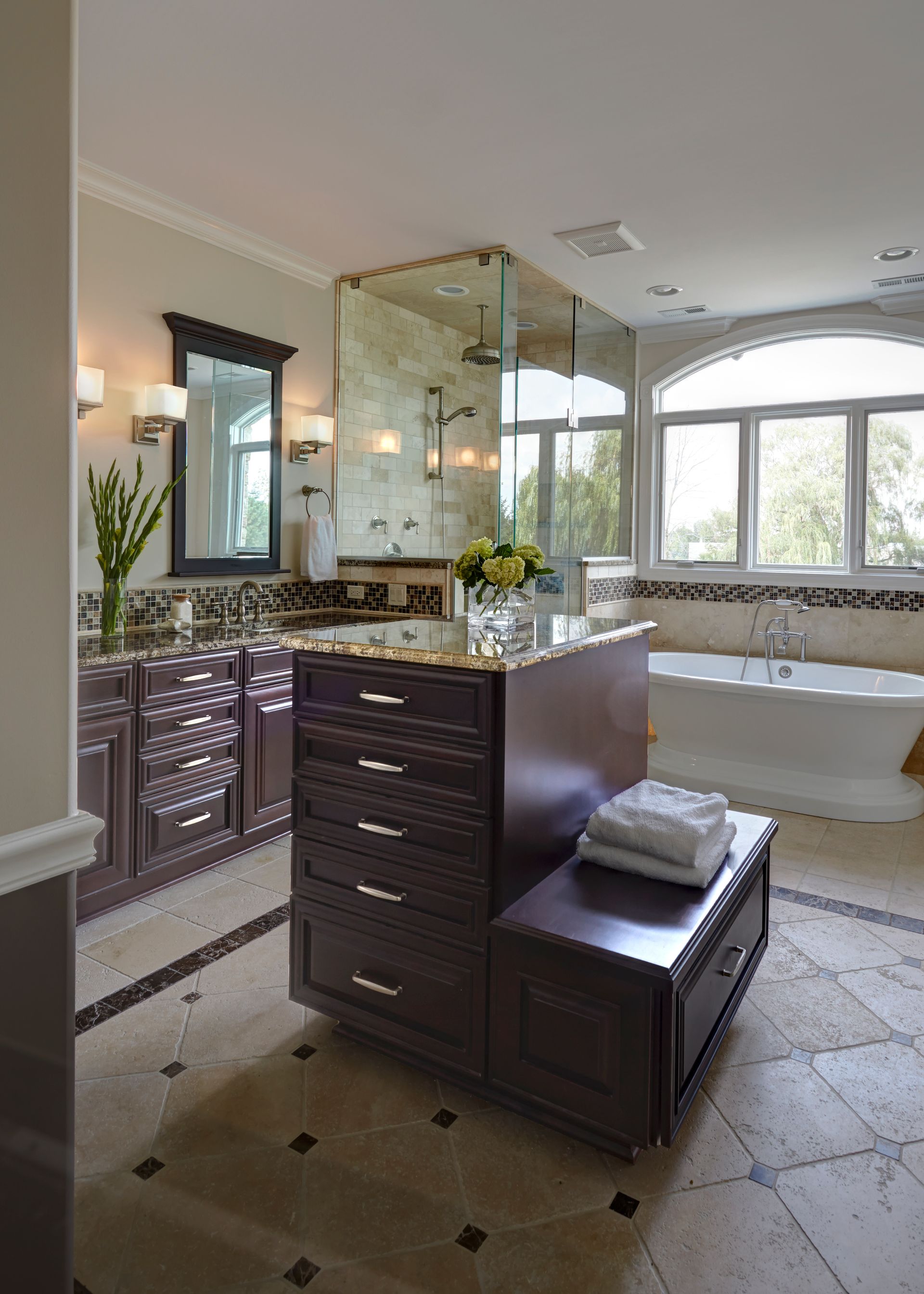 A bathroom with two sinks and a bathtub