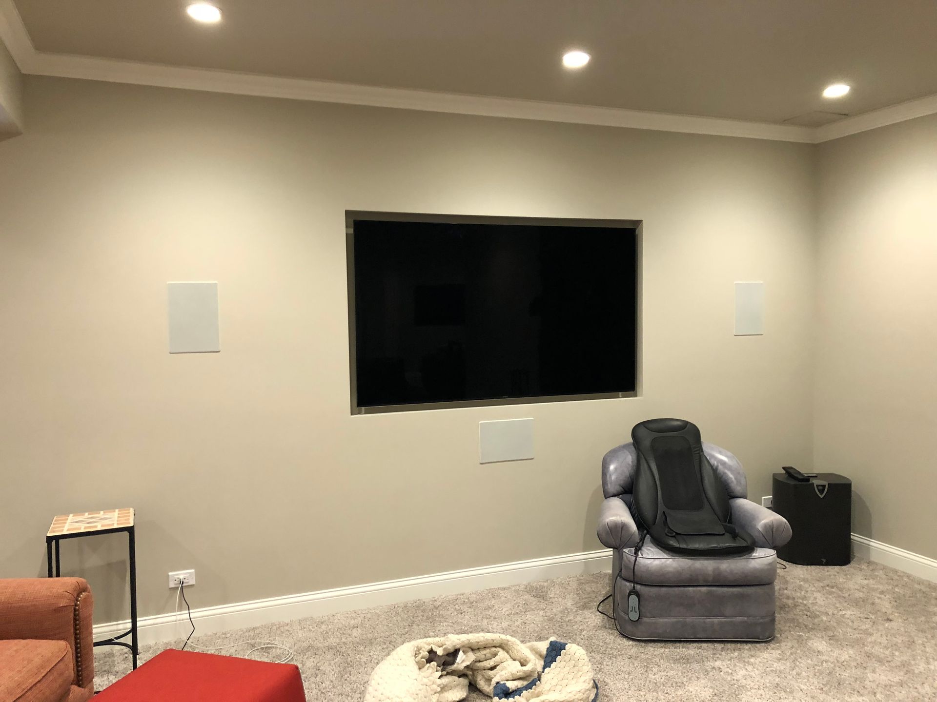 A living room with a flat screen tv mounted on the wall.