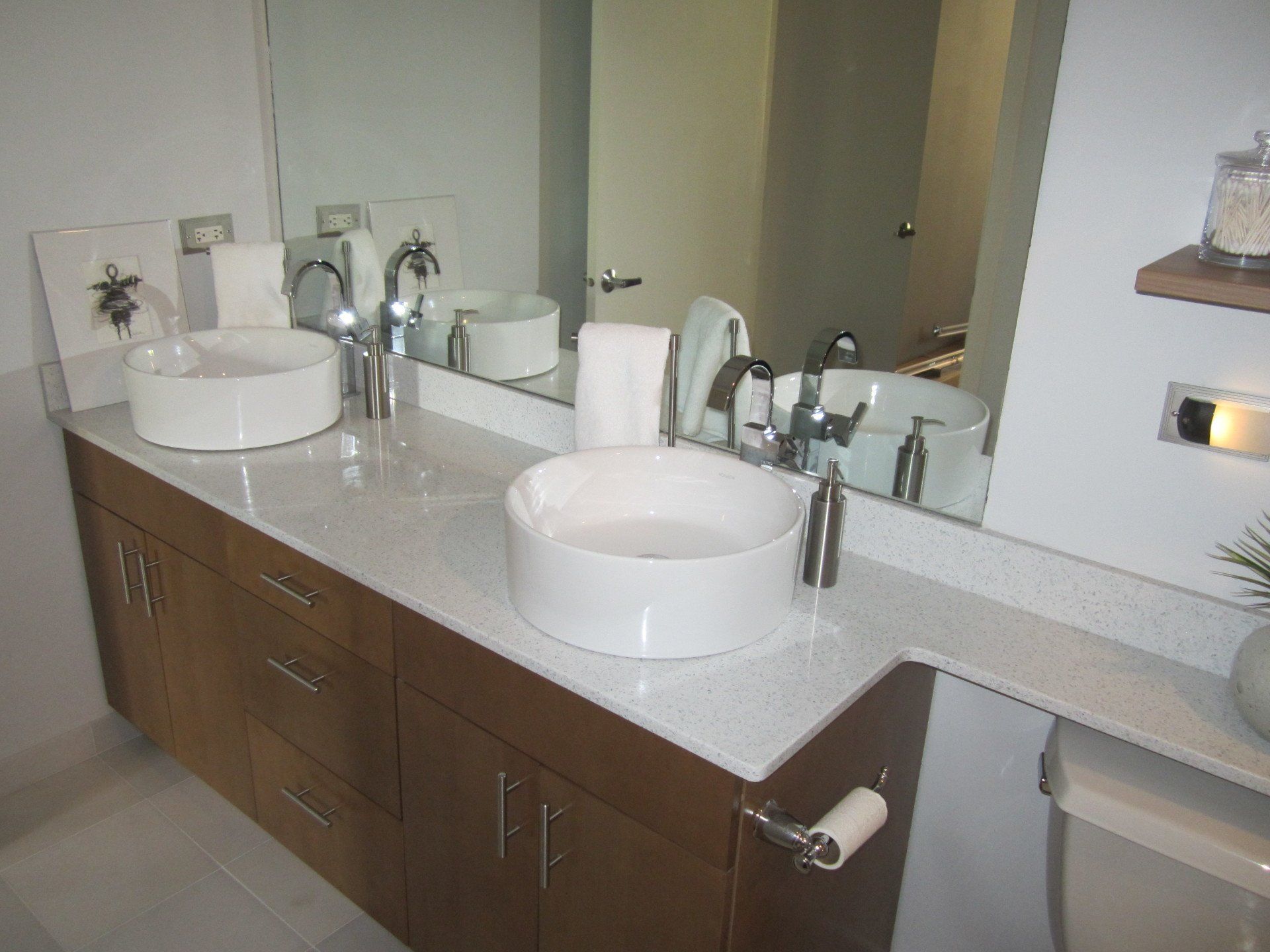 A bathroom with two sinks and a toilet