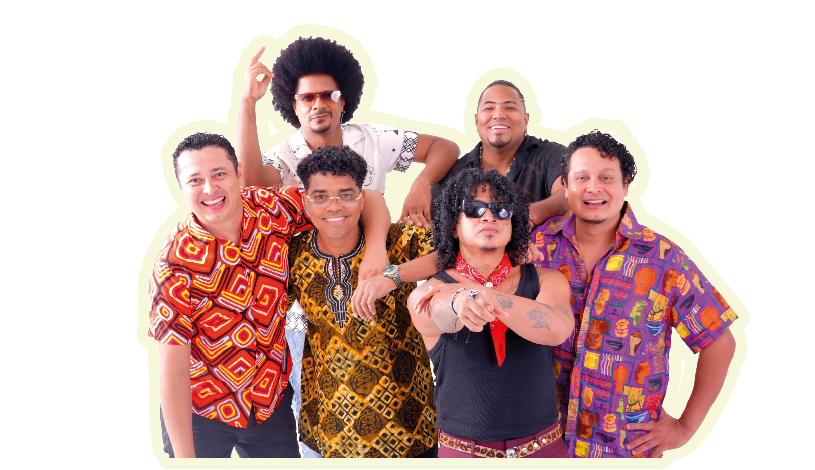 Seis músicos con camisetas coloridas posando juntos, algunos con afro, gafas de sol y señalando.
