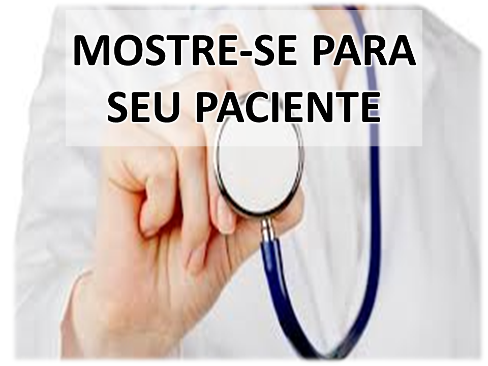 Um médico está segurando um estetoscópio na mão.