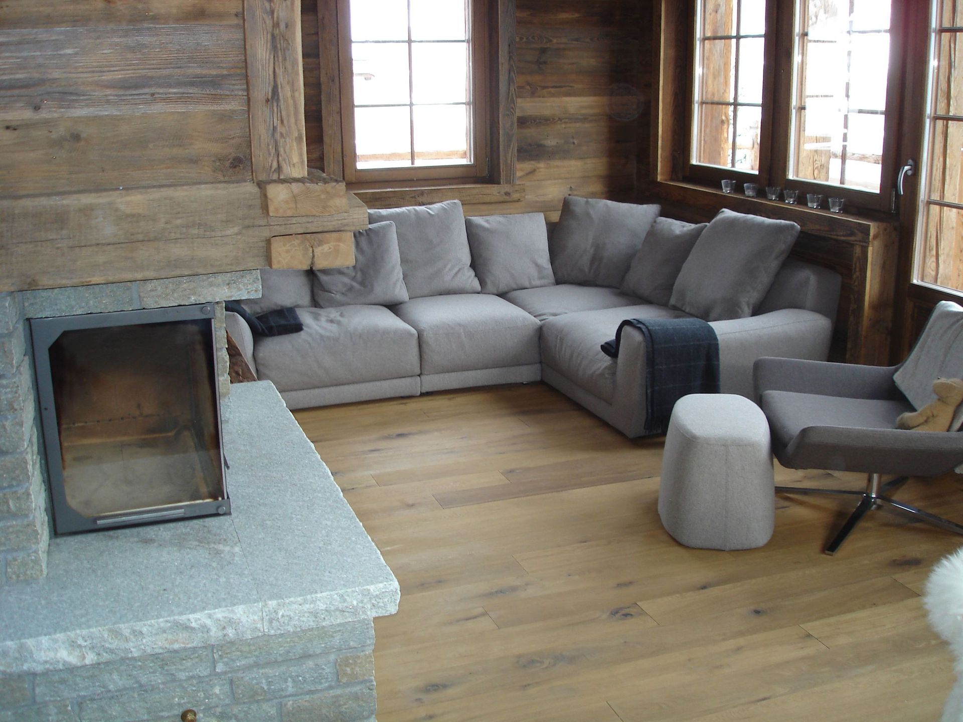 Salon de chalet avec parquet