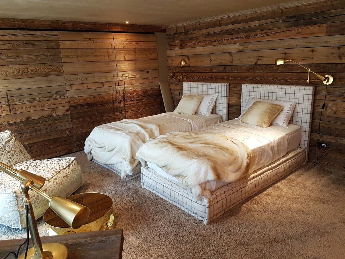 Chambre de chalet avec moquette