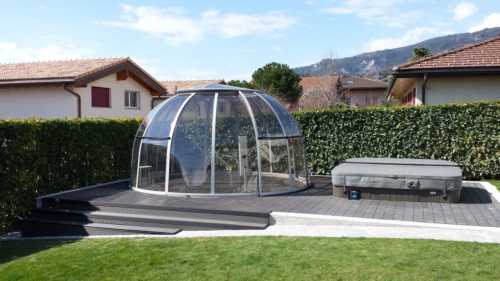 Terrasse avec jacuzzi et jardin