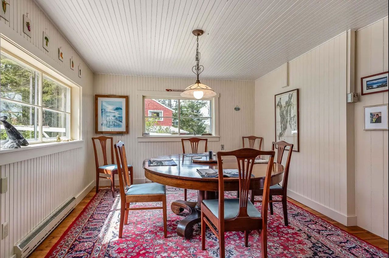 Pine Cliff Cottage with Dinning room seats eight
