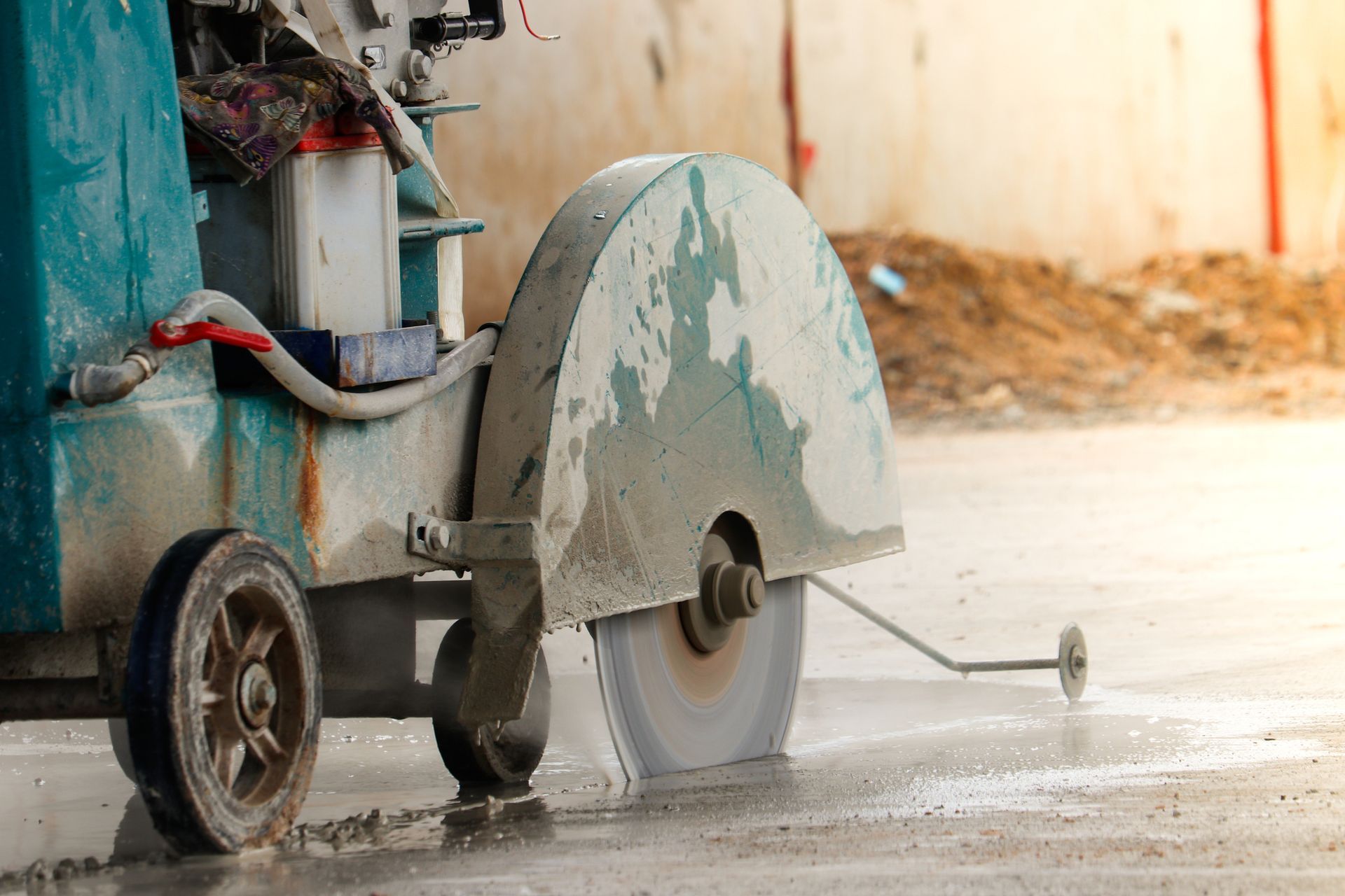 Worker cutting asphalt | Mildura, VIC | Sunraysia Sawing & Drilling