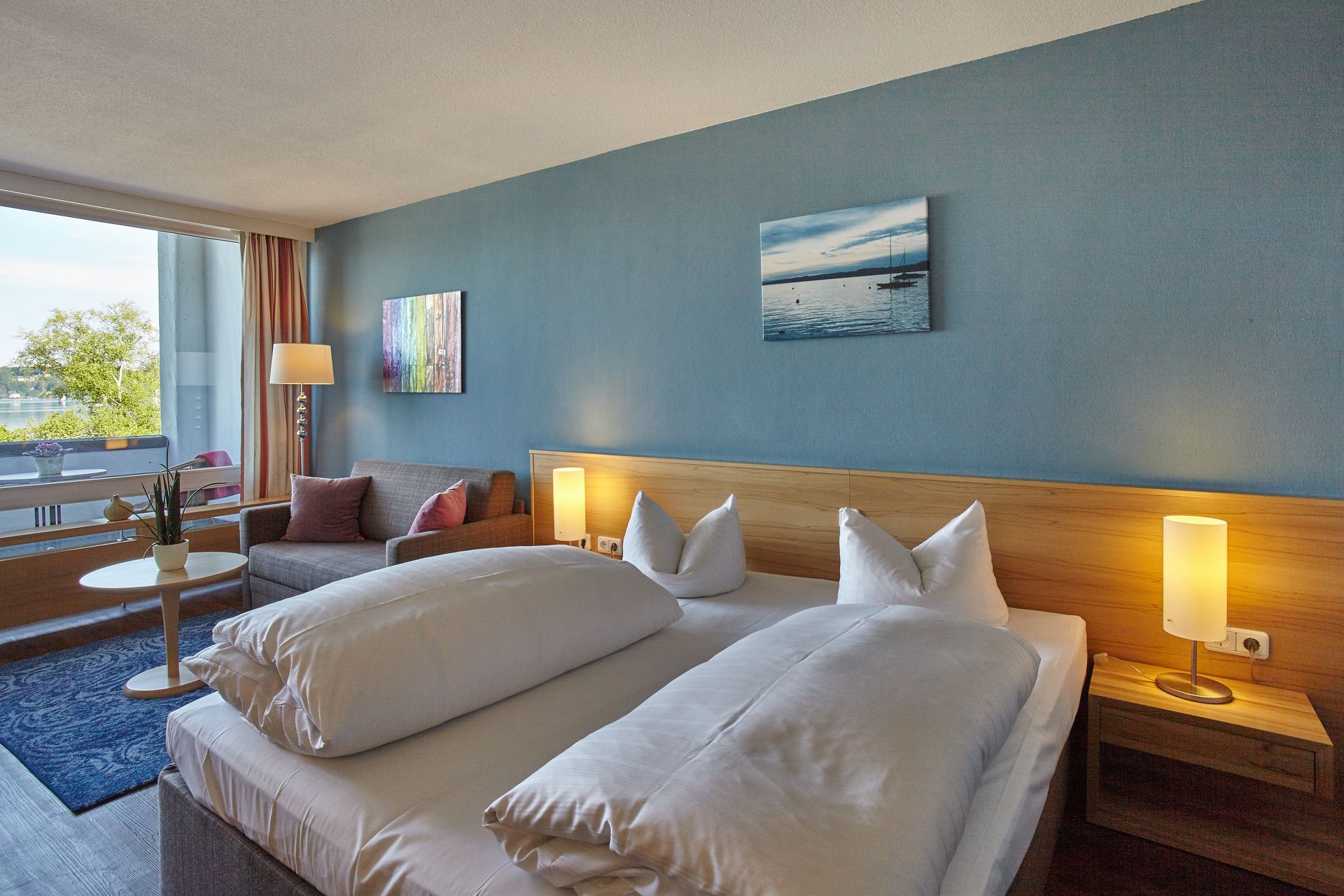 Ein Hotelzimmer mit einem großen Bett und einer Couch.