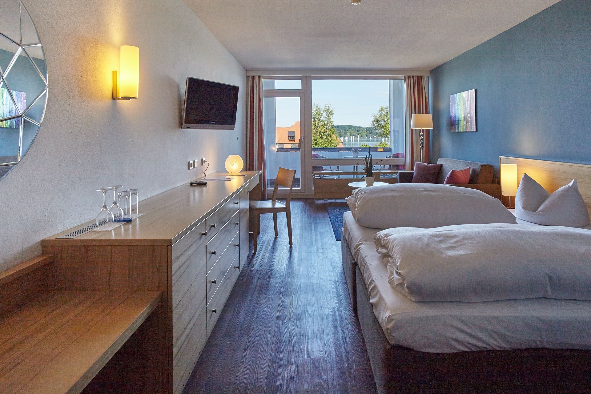 Ein Hotelzimmer mit zwei Betten und einem Flachbildfernseher