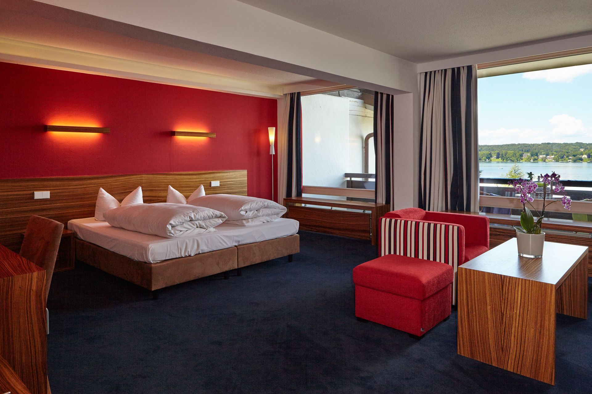 Ein Hotelzimmer mit einem großen Bett und einem großen Fenster