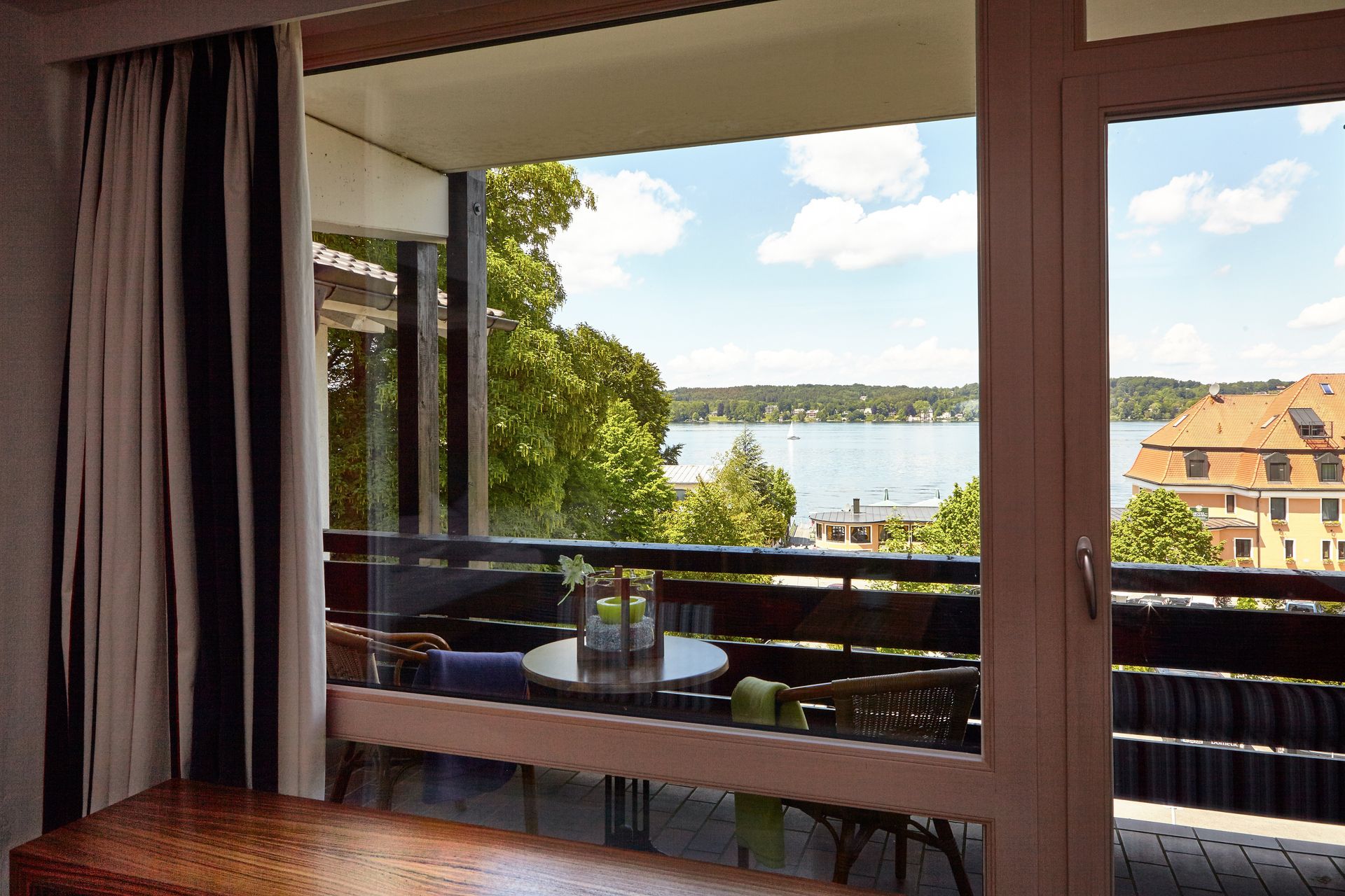 Ein großes Fenster mit Blick auf einen See