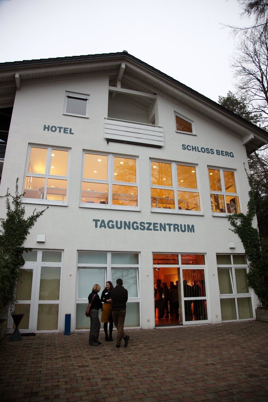 Eine Gruppe von Menschen steht vor einem Hotel