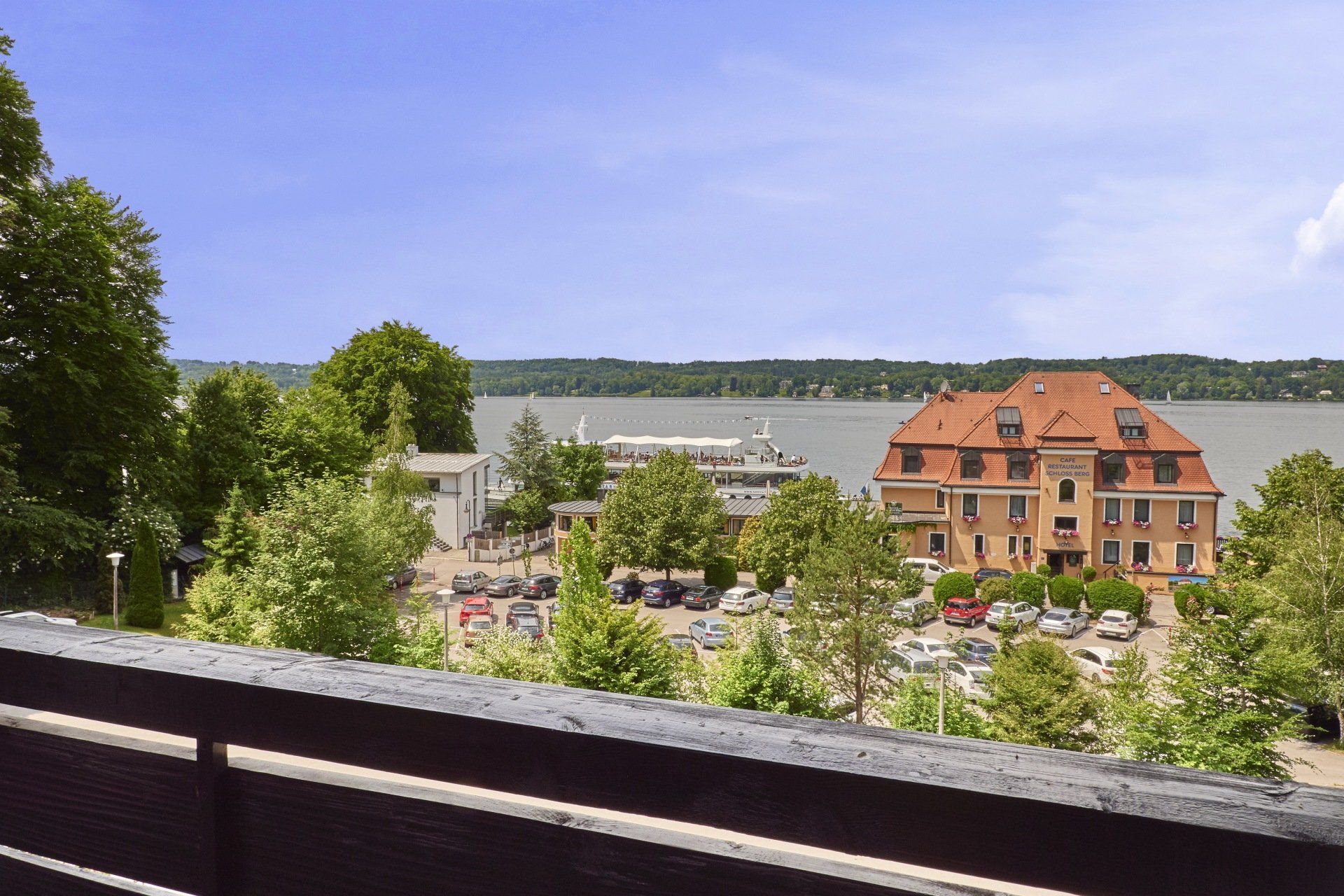 Ein Blick auf eine große Wassermasse von einem Balkon